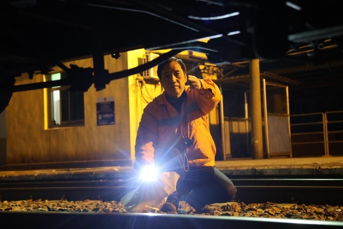 凌晨2點(diǎn)，李金饒正在檢查關(guān)門車。陸佳駿攝