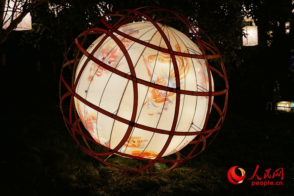 白鷺洲公園展出的燈彩作品。人民網(wǎng)記者 韋衍行攝