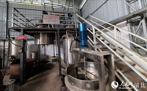 壩漆工業(yè)化量產(chǎn)設(shè)備。人民網(wǎng)記者 周雯攝