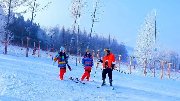 新春走基層｜滑雪場(chǎng)上過(guò)春節(jié)！冰城“冷資源”變成“熱經(jīng)濟(jì)”