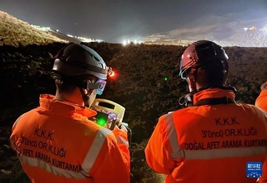 2月13日，救援人員在土耳其東部埃爾津詹省伊利奇區(qū)礦難現(xiàn)場工作。新華社發(fā)（穆斯塔法·卡亞攝）