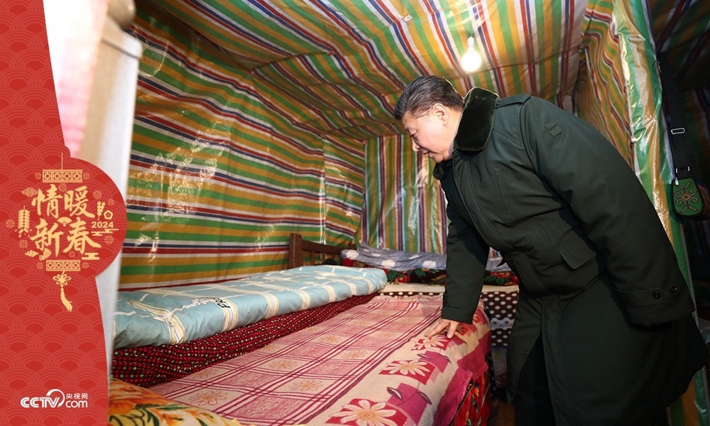 2018年2月11日，習(xí)近平總書記在四川三河村貧困戶吉好也求家中看望。