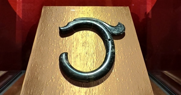 紅山文化C形玉龍。人民網(wǎng)記者 韋衍行攝