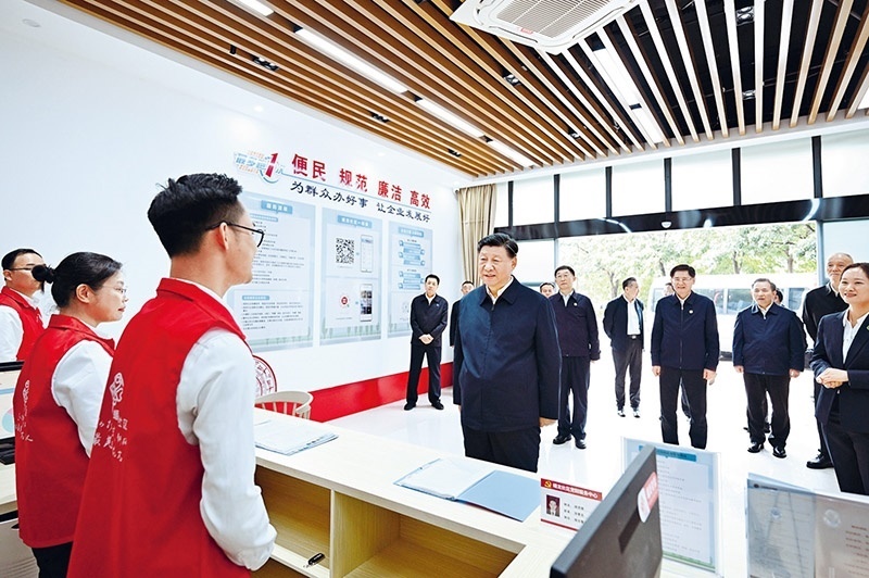 2023年12月14日至15日，中共中央總書記、國(guó)家主席、中央軍委主席習(xí)近平在廣西考察。這是14日上午，習(xí)近平在南寧市良慶區(qū)蟠龍社區(qū)黨群服務(wù)中心考察。 新華社記者 燕雁/攝