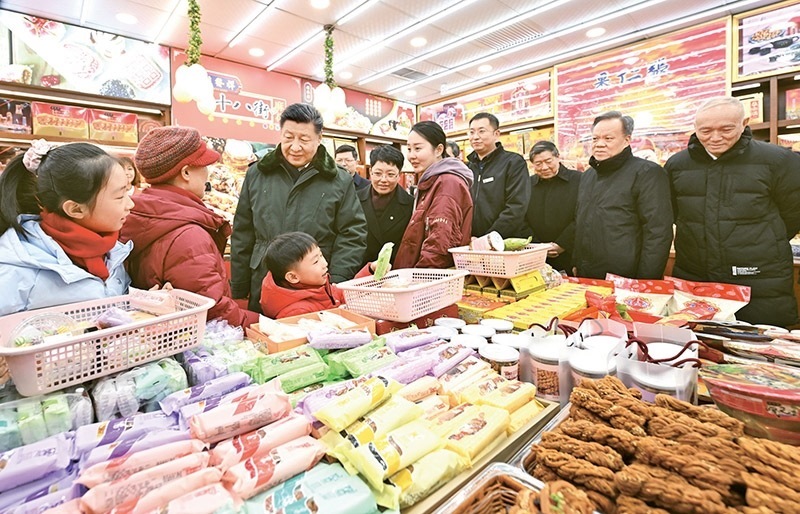 2024年2月1日至2日，中共中央總書記、國(guó)家主席、中央軍委主席習(xí)近平來到天津，看望慰問基層干部群眾。這是1日下午，習(xí)近平在天津古文化街考察時(shí)，走進(jìn)店鋪同現(xiàn)場(chǎng)群眾互動(dòng)交流。 新華社記者 謝環(huán)馳/攝