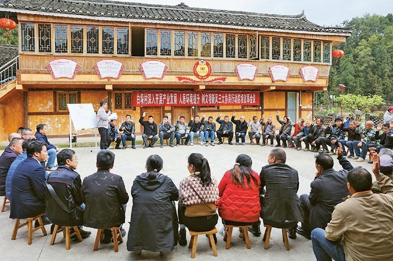 圖為2023年4月6日，貴州省黔東南苗族侗族自治州施秉縣白垛鄉(xiāng)白垛村村民在討論產(chǎn)業(yè)發(fā)展、人居環(huán)境提升、鄉(xiāng)村文明建設相關事宜。 人民圖片 磨桂賓/攝
