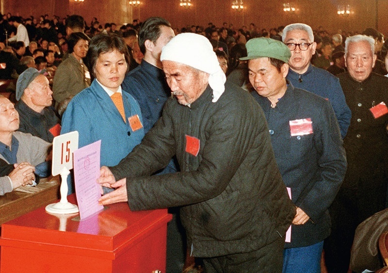 我國現(xiàn)行憲法于1982年12月4日由第五屆全國人大第五次會議通過并公布施行。根據(jù)改革開放和社會主義現(xiàn)代化建設的實踐和發(fā)展，全國人大于1988年、1993年、1999年、2004年、2018年先后5次作出必要的、也是十分重要的修正。圖為出席第五屆全國人民代表大會第五次會議的代表投票表決《中華人民共和國憲法》（資料照片）。 新華社發(fā)