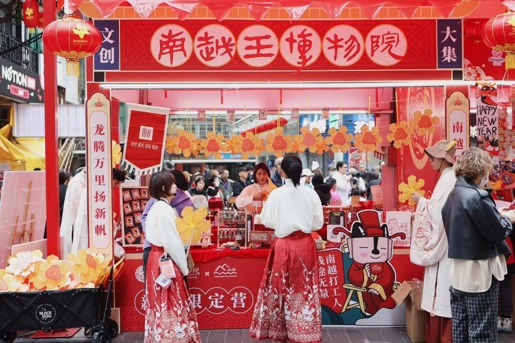 在西湖花市的南越王博物院攤位，文創(chuàng)與花市的跨界融合吸引了不少市民游客駐足。（南越王博物院供圖）