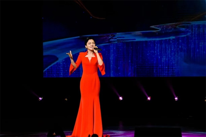 女高音歌唱家陳思思演唱《但愿人長(zhǎng)久》。趙 靖攝