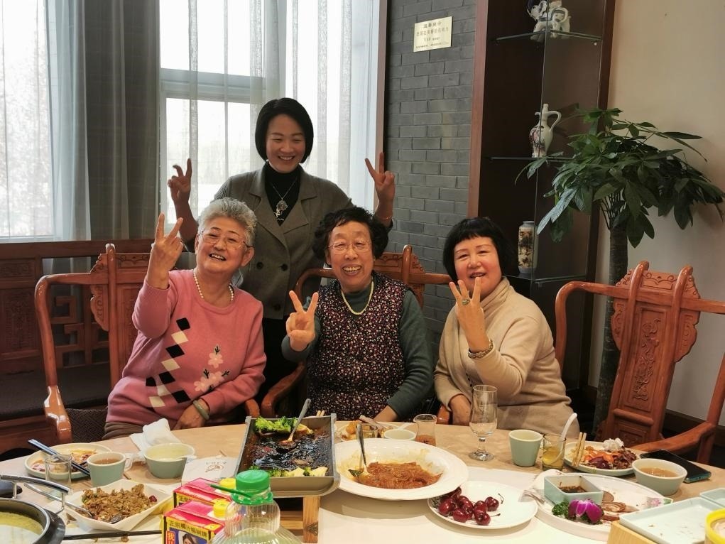 吳釗（前排左一）和鄰居一起在天津過年。（采訪對象供圖）