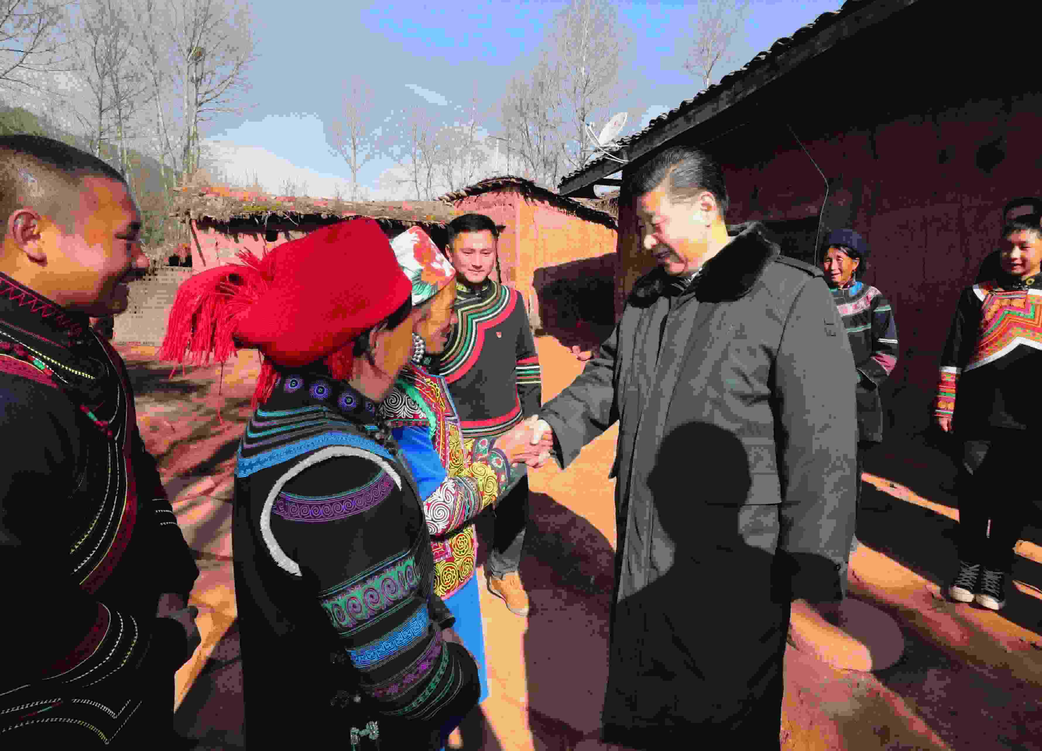 △ 2018年2月11日，習(xí)近平總書記驅(qū)車2個(gè)多小時(shí)，從四川西昌市來(lái)到位于大涼山深處的昭覺(jué)縣三岔河鄉(xiāng)三河村、解放鄉(xiāng)火普村，走進(jìn)彝族貧困群眾家中，看實(shí)情、問(wèn)冷暖、聽(tīng)心聲，同當(dāng)?shù)馗刹咳罕姽采叹珳?zhǔn)脫貧之策。