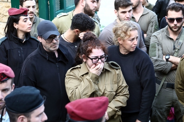 1月23日，在以色列特拉維夫的一處公墓，人們參加一名以色列士兵的葬禮。新華社發(fā)（吉德翁·馬科維奇攝/基尼圖片社）