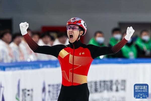 吉林隊(duì)選手孫龍沖線后慶祝勝利。新華社記者 李博 攝