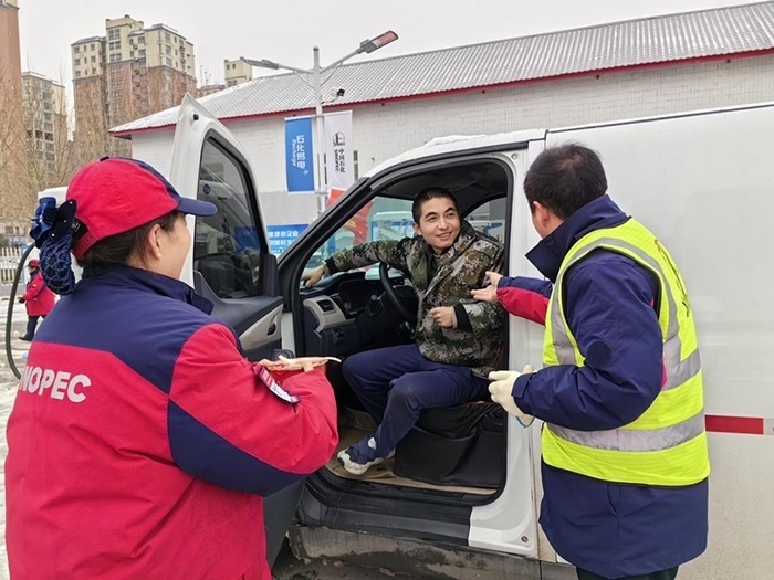 加能站員工為雪天到站充電的司機(jī)送來泡面并邀請他到站里休息。受訪者供圖