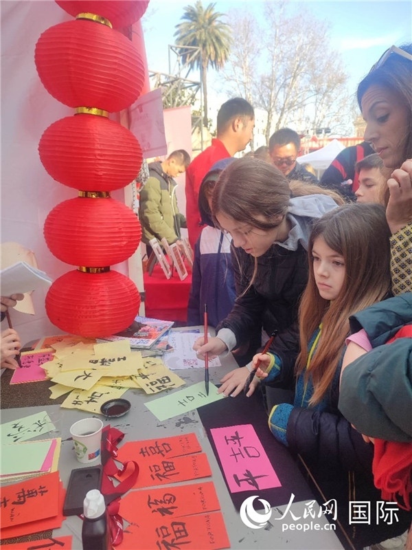 羅馬當(dāng)?shù)孛癖妼h字充滿興趣。人民網(wǎng)記者鄭彬攝