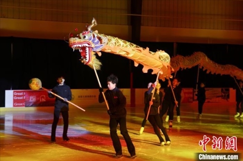 當?shù)貢r間2月17日晚，作為農(nóng)歷甲辰龍年“歡樂春節(jié)”系列活動之一，別具特色的青少年冰上春晚在加拿大多倫多舉行。圖為青少年表演冰上舞龍。 中新社記者 余瑞冬 攝