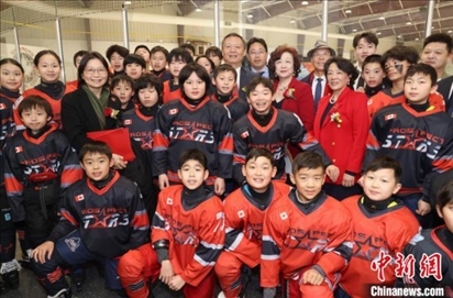 當?shù)貢r間2月17日晚，青少年冰上春晚在加拿大多倫多舉行。圖為中國駐多倫多總領(lǐng)事羅偉東和主辦方代表、與會嘉賓與“未來之星”冰球隊華裔少年冰球手們合影。 中新社記者 余瑞冬 攝