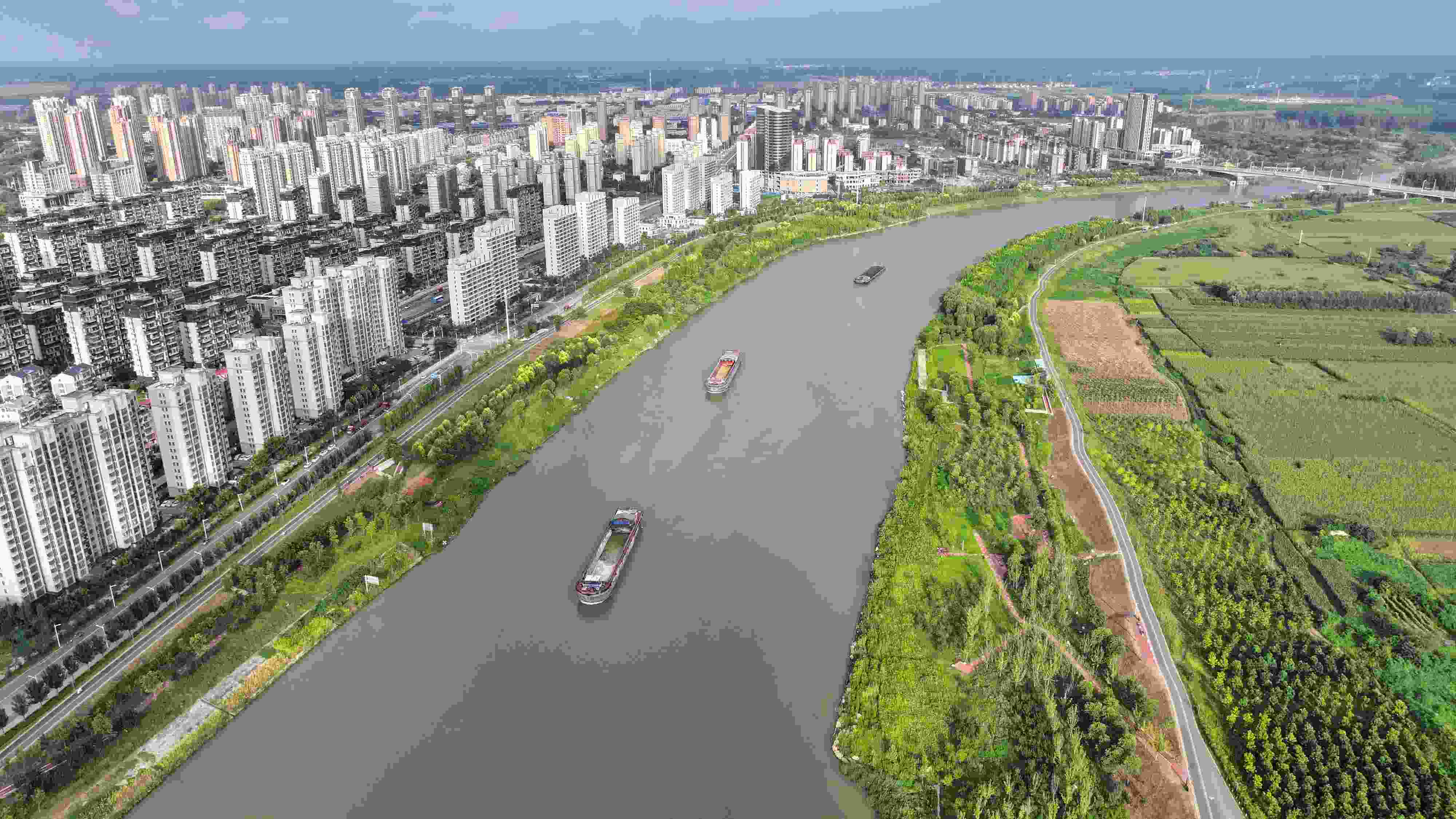 △ 2023年8月21日，安徽阜陽，初秋時節(jié)，界首城市建設(shè)與沙潁河水系、橋梁和綠植相映襯，構(gòu)成一幅生態(tài)宜居的美麗畫卷。