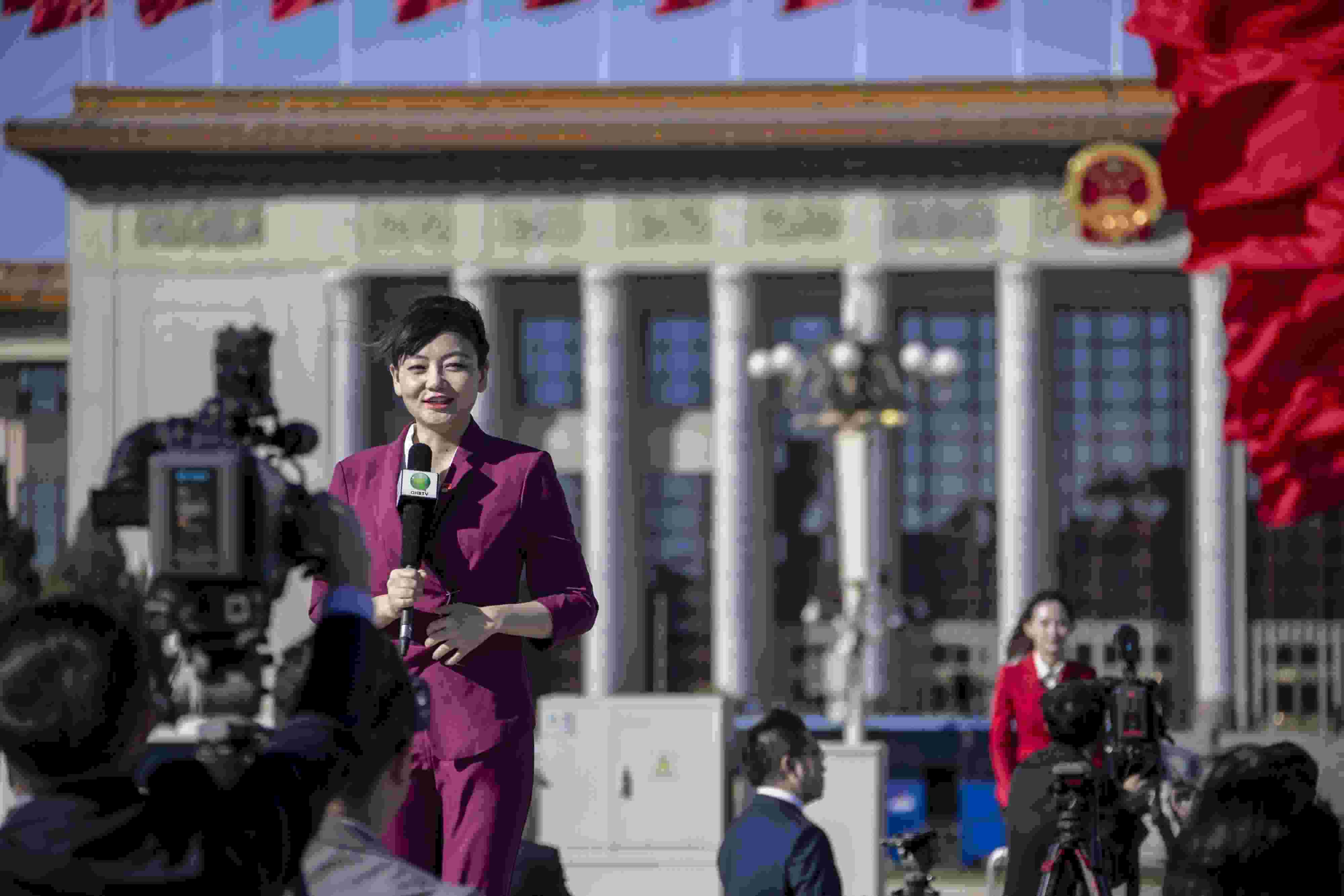 △ 2022年10月22日，北京人民大會堂，中國共產(chǎn)黨第二十次全國代表大會勝利閉幕，媒體記者戶外進行現(xiàn)場報道。