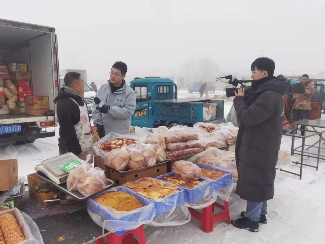 △ 2024年1月1日，在中央廣播電視總臺中央電視臺《新年新愿》報道中，遼寧營口鲅魚圈區(qū)大集賣餅干的小哥憨態(tài)可掬的表情、生機勃勃的臉龐、充滿煙火氣的新年愿望，讓他火爆出圈。