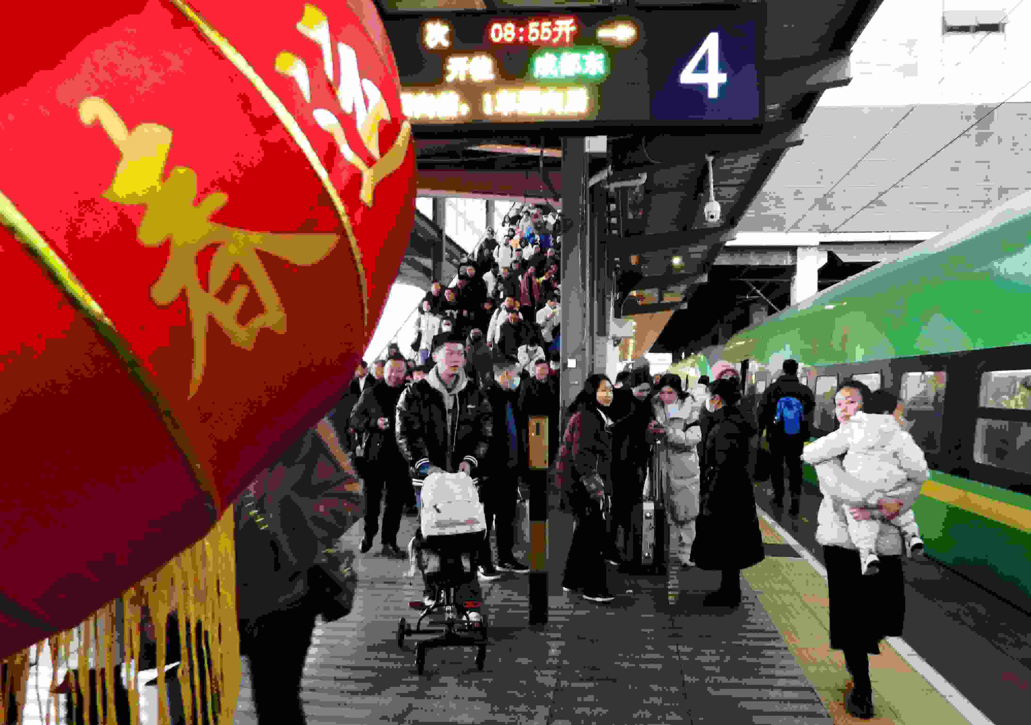 △ 2024年1月26日，四川省達州市車站，準備乘坐“復興號”動車組列車出行的旅客。