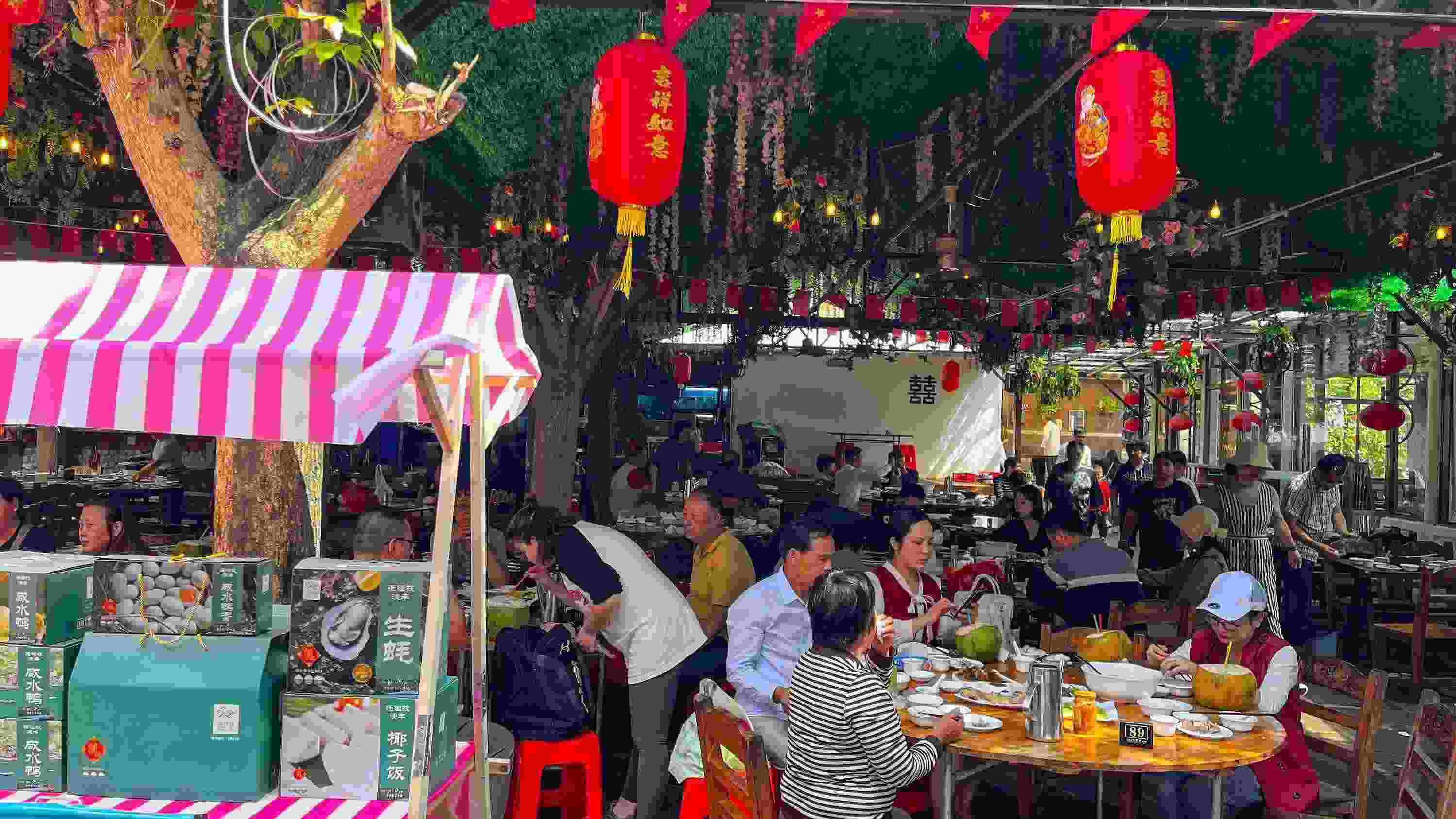 △ 2024年2月17日，春節(jié)假期最后一天，海口鄉(xiāng)村旅游持續(xù)火爆，眾多游客前往漁家樂品嘗特色海鮮和鄉(xiāng)村美食。