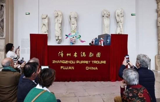 2月10日，在位于法國巴黎埃菲爾鐵塔附近的“建筑與遺產(chǎn)之城”博物館，觀眾欣賞漳州布袋木偶戲。新華社記者高靜攝