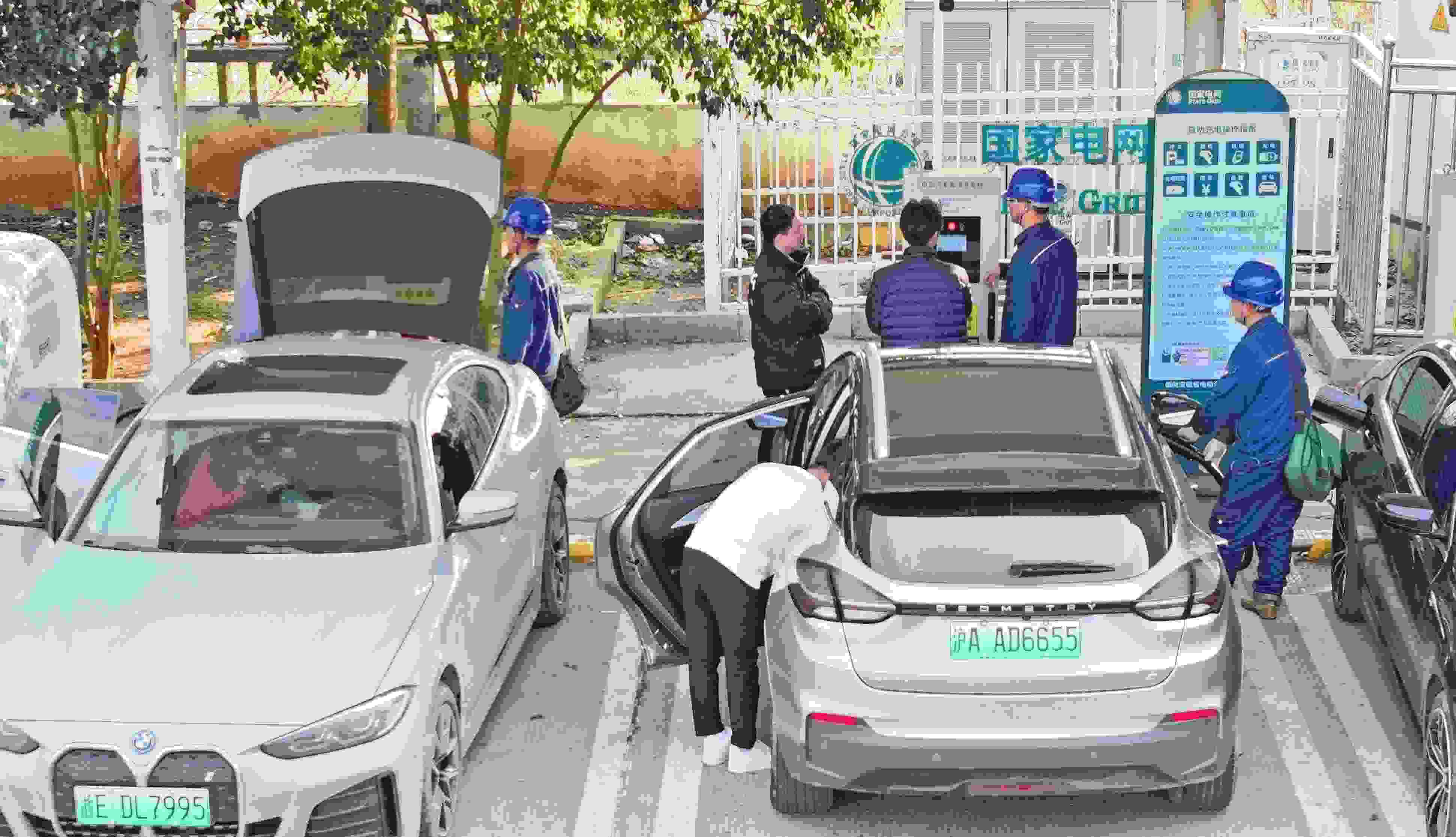 △ 2024年2月17日，安徽滁州來安縣大英鎮(zhèn)境內(nèi)的G36寧洛高速曹莊服務區(qū)，滁州市供電公司工作人員協(xié)助電動汽車車主高效解決充電中遇到的問題。