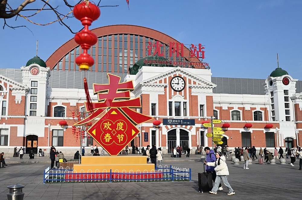 △ 2024年2月17日，沈陽站，人們拉著大大小小的行李箱，踏上了龍年新征程。