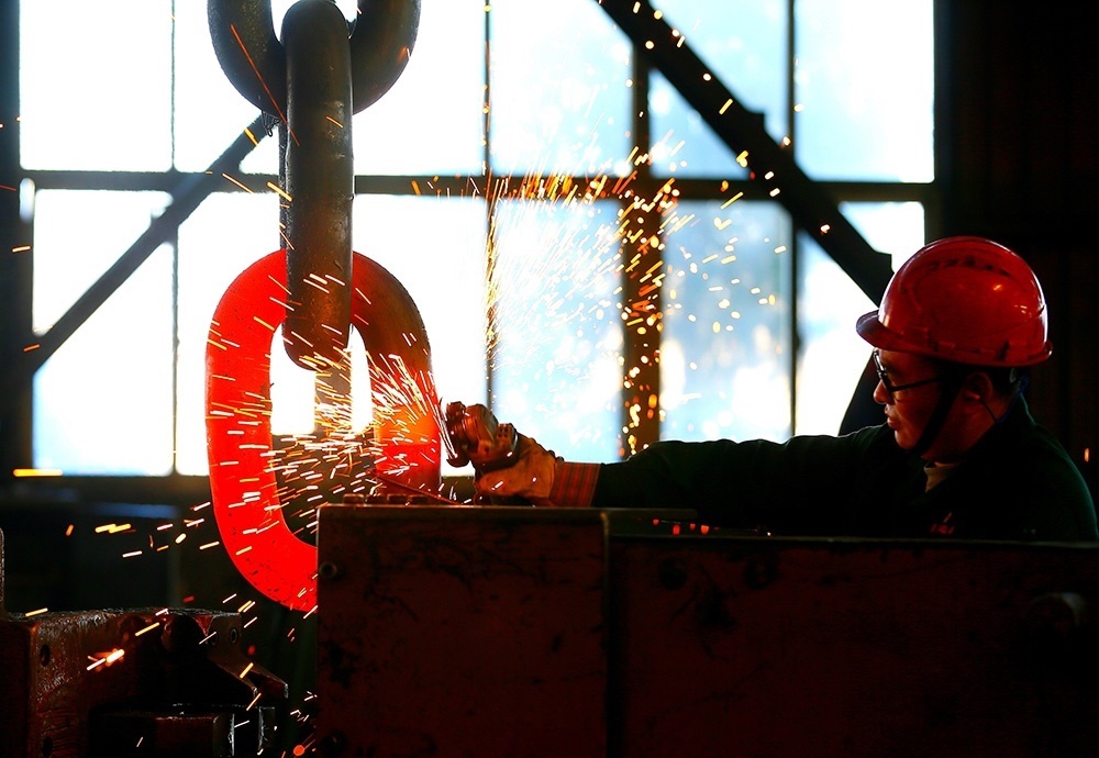 △ 2024年2月17日，青島市，即墨區(qū)靈山街道一家錨鏈企業(yè)，工人正在忙碌。