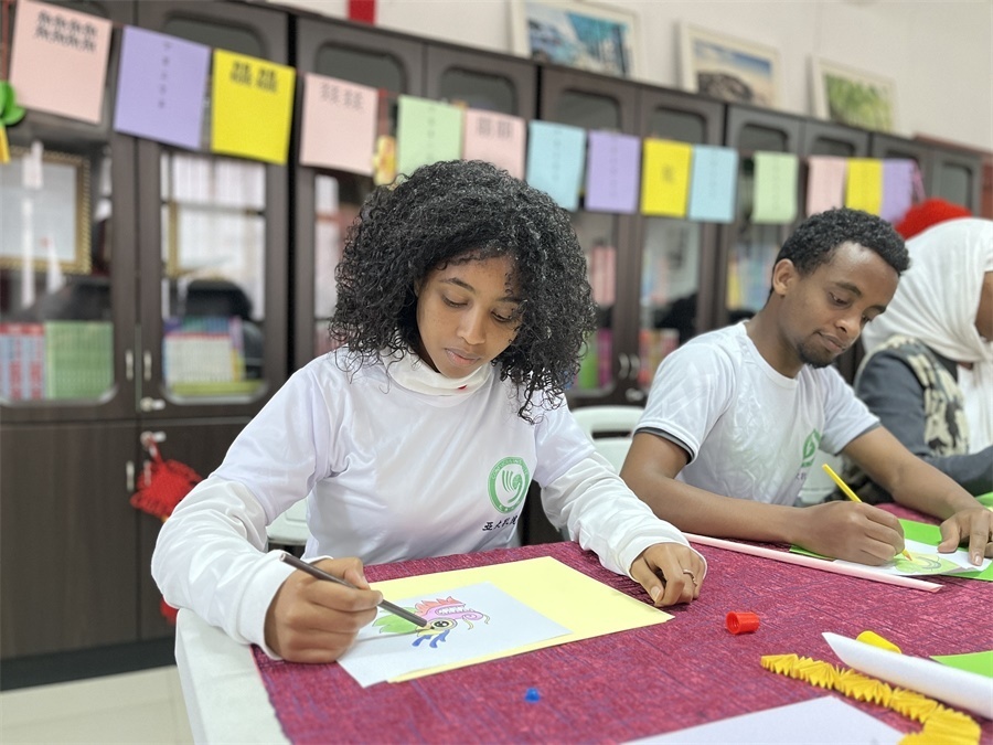 亞的斯亞貝巴大學(xué)孔子學(xué)院“網(wǎng)絡(luò)中國(guó)節(jié)·元宵”主題文化體驗(yàn)活動(dòng)現(xiàn)場(chǎng)。亞的斯亞貝巴大學(xué)孔子學(xué)院供圖