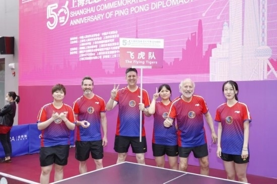 2021年，歐君廷（左三）參加上海紀念中美乒乓外交50周年活動