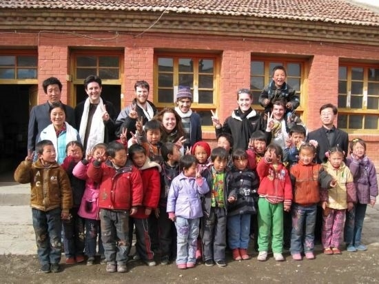 2008年，歐君廷帶領(lǐng)美國大學生到甘肅一所村辦小學訪問教課