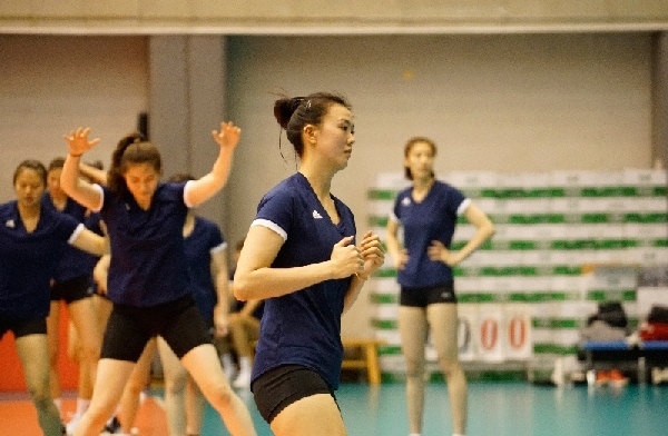 張常寧（右二）在訓練中。人民網(wǎng)記者李乃妍攝