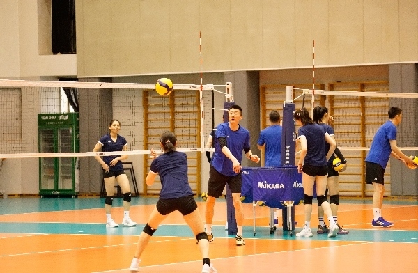 女排隊員在訓練中。人民網(wǎng)記者李乃妍攝