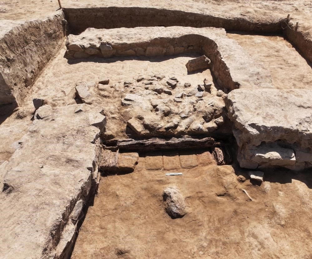 這是都蘭熱水墓群北一區(qū)M37號（“羊圈墓”）祭祀建筑的木質(zhì)門構(gòu)。