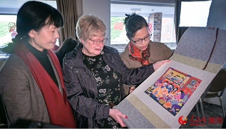 贈送舟山漁民畫。人民網(wǎng) 郭錦標攝