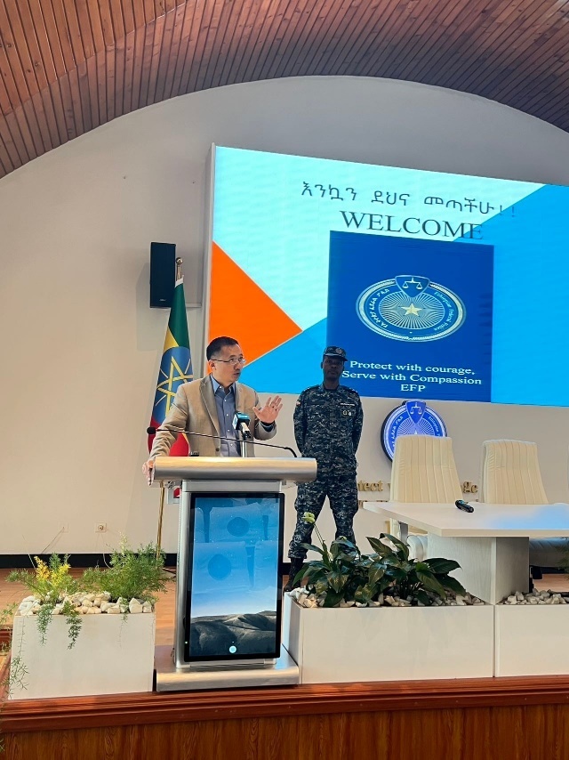 圖為駐埃塞使館首席館員申欽民公參致辭。亞的斯亞貝巴大學(xué)孔子學(xué)院供圖