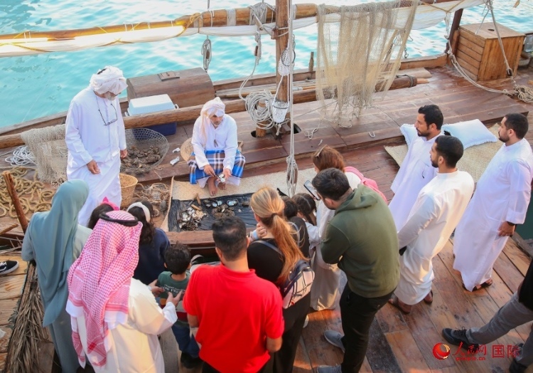 游客了解采珠工作。人民網(wǎng) 塔里克·易卜拉欣攝