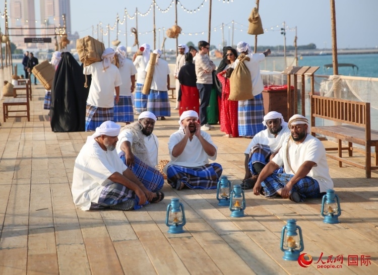 演藝人員展示售賣產(chǎn)品的場景。人民網(wǎng) 塔里克·易卜拉欣攝