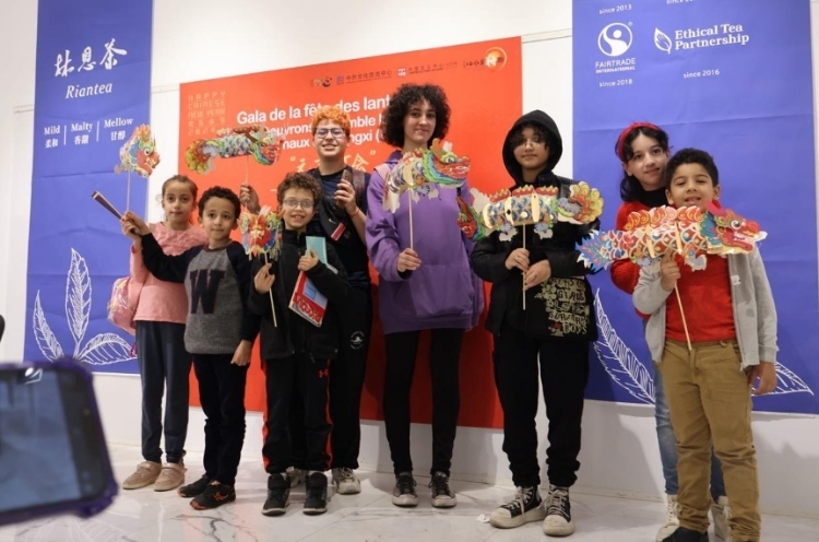 孩子們拿著元宵彩燈合影。拉巴特中國文化中心供圖