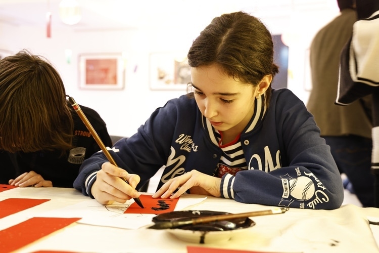 羅馬尼亞小朋友書寫毛筆字。中國文化中心供圖