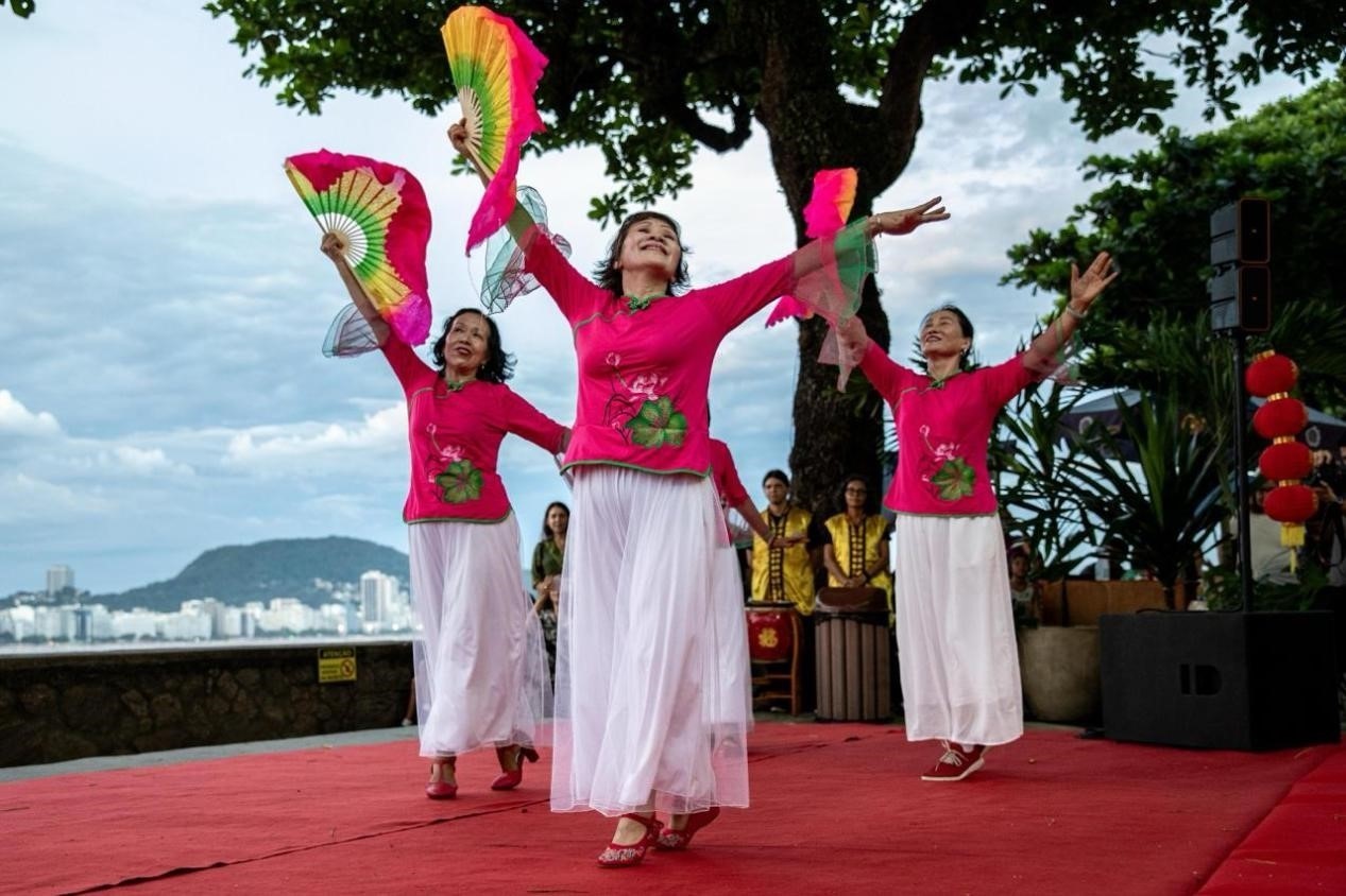 當?shù)貢r間2月24日晚，2024年元宵節(jié)慶?；顒釉诎臀骼锛s熱內(nèi)盧市科帕卡巴納要塞舉辦。巴西山河文化促進中心供圖