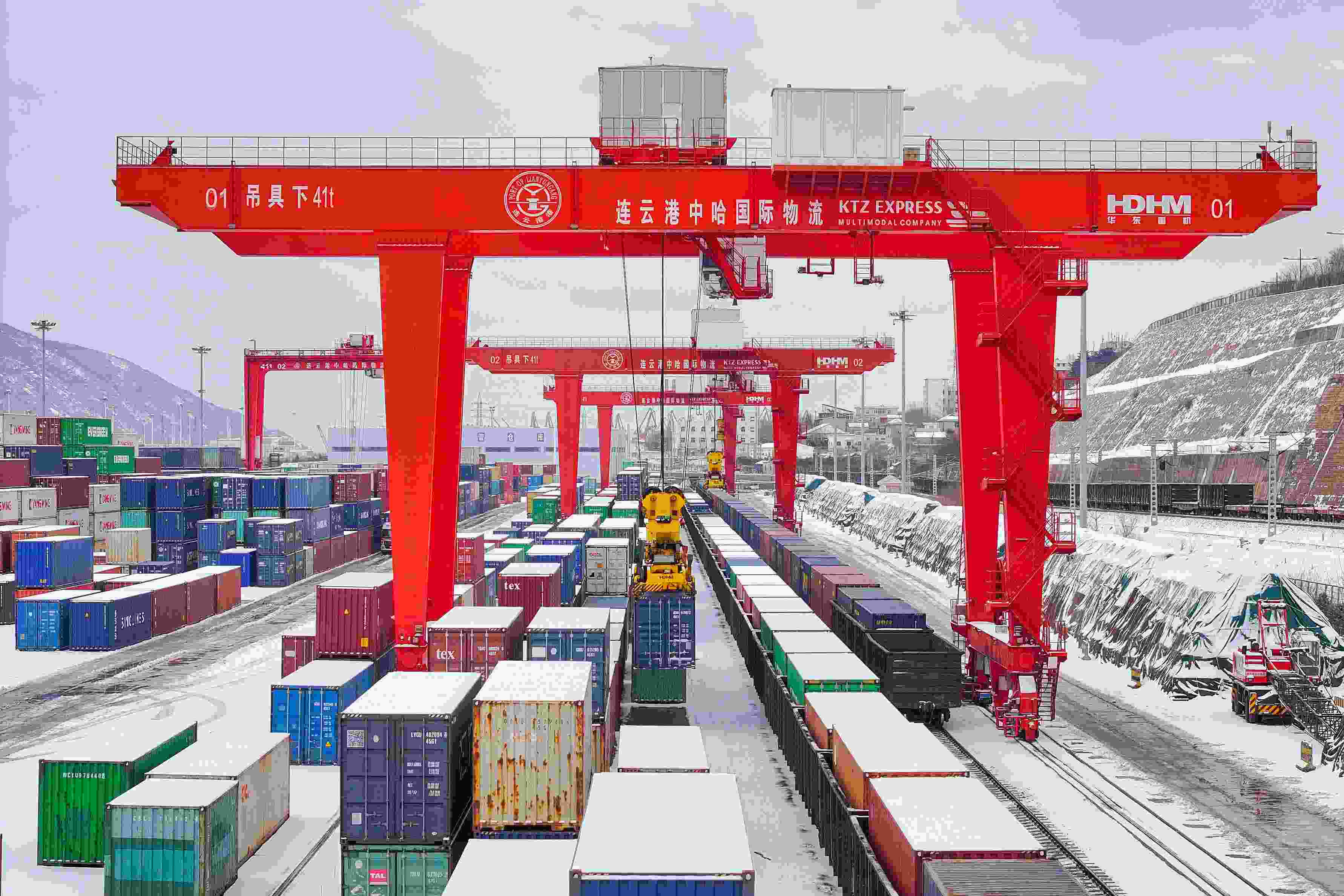 2024年2月22日，江蘇省連云港市中哈連云港物流合作基地，大型機械正在吊裝集裝箱。