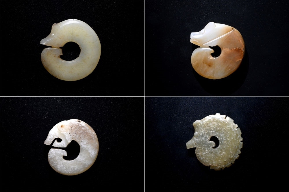 這是在殷墟博物館新館內(nèi)展出的龍形玉玦（拼版照片，1月9日攝）