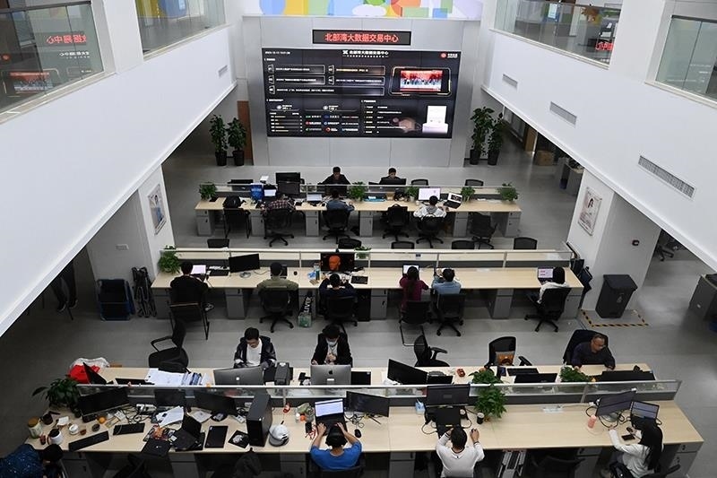 2023年12月12日，中國(guó)－東盟信息港股份有限公司員工在工作中。