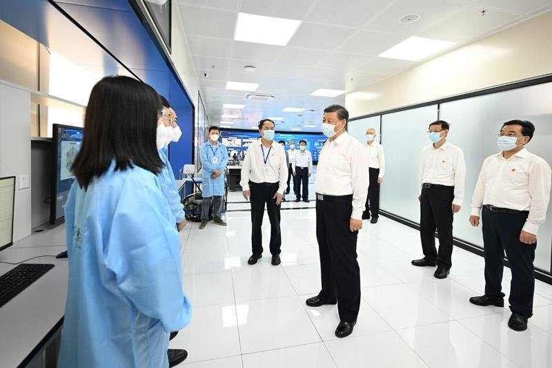 2023年7月6日，習(xí)近平總書記在江蘇南京市考察紫金山實(shí)驗(yàn)室時(shí)，同科研人員親切交流。