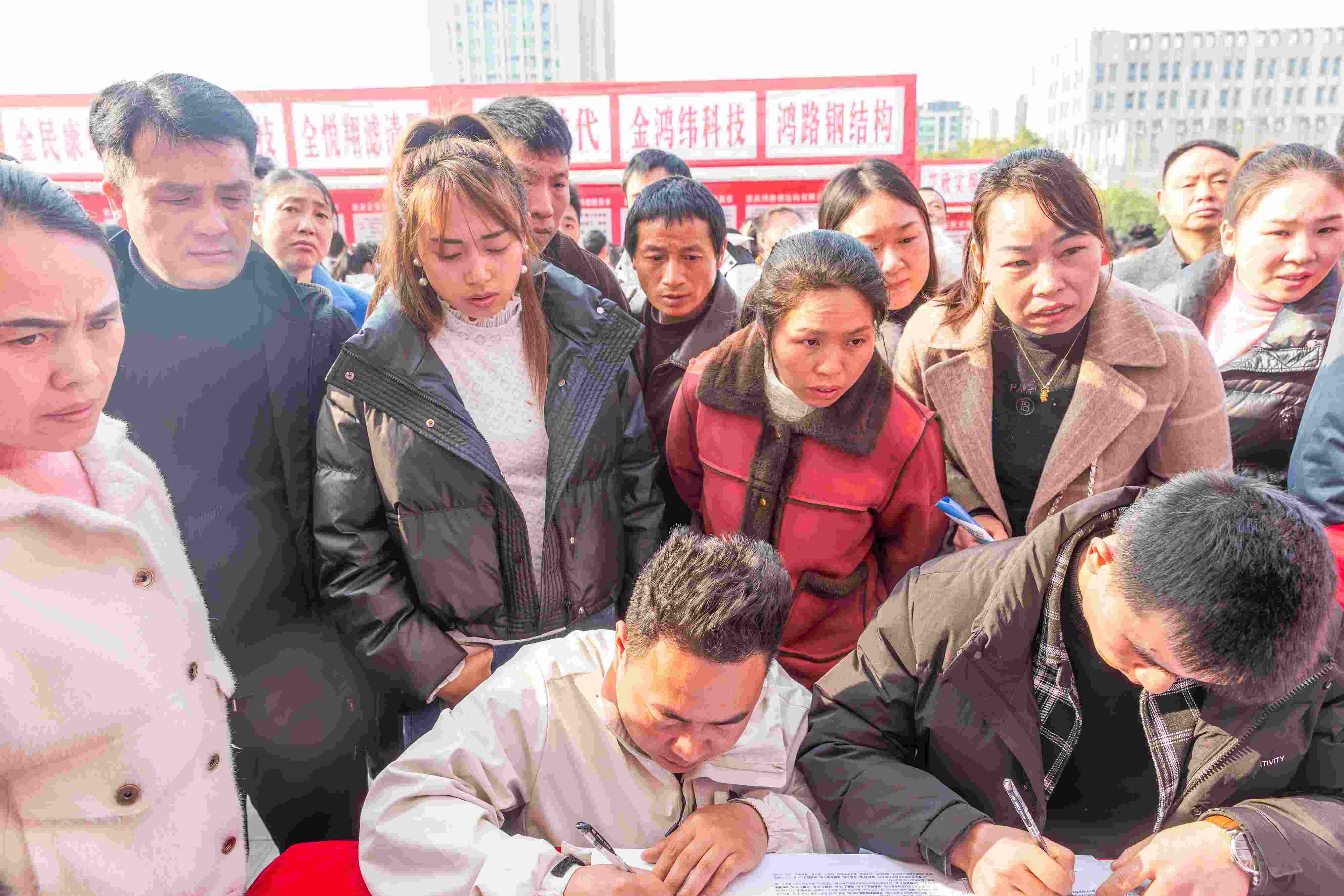 △ 2024年2月19日，重慶市南川區(qū)舉辦2024“春風(fēng)行動(dòng)”招聘會(huì)，為企業(yè)和求職者牽線搭橋，助力務(wù)工人員返崗就業(yè)、企業(yè)復(fù)產(chǎn)復(fù)工。