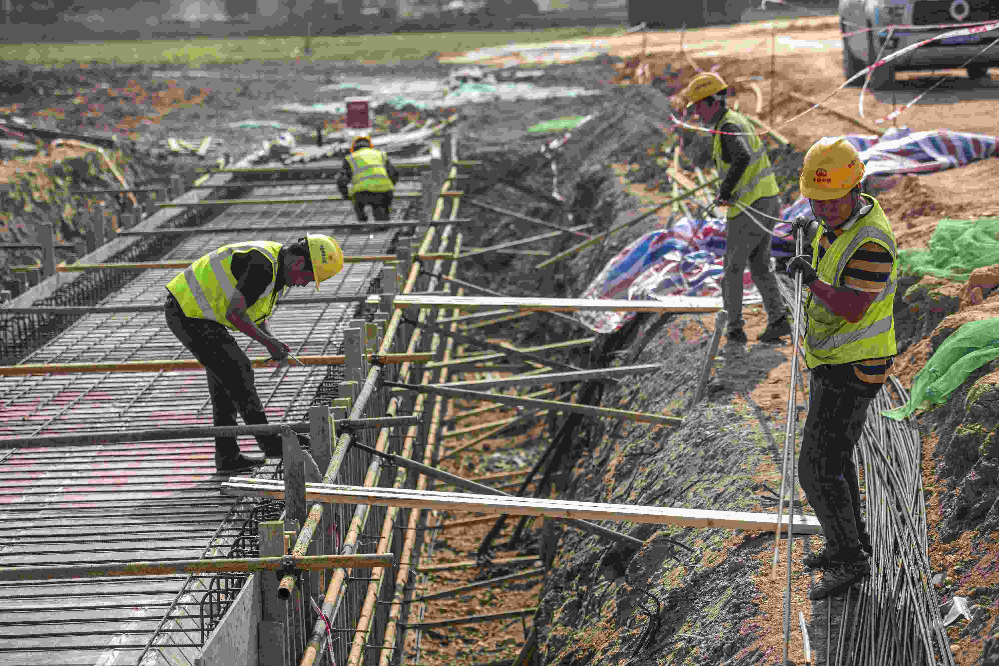 △ 2024年2月20日，海南省瓊海市，工程機(jī)械在博鰲樂(lè)城國(guó)際醫(yī)療旅游先行區(qū)康健路上加緊施工。