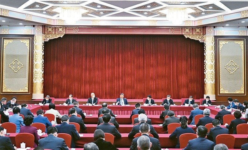 2023年3月6日，中共中央總書記、國(guó)家主席、中央軍委主席習(xí)近平看望參加全國(guó)政協(xié)十四屆一次會(huì)議的民建、工商聯(lián)界委員，并參加聯(lián)組會(huì)，聽取意見和建議。中共中央政治局常委、全國(guó)政協(xié)十四屆一次會(huì)議主席團(tuán)會(huì)議主持人王滬寧，中共中央政治局常委蔡奇、丁薛祥參加看望和討論。 新華社記者 謝環(huán)馳/攝